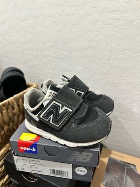 New Balance 574 Kids Black and Gray Velcro Sneakers